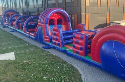 Move For Fun met een stormbaan voor een gebouw